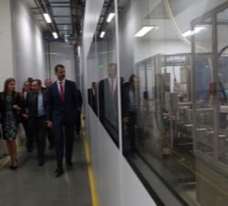 Los Príncipes de Asturias visitan las instalaciones de la planta de producción de Grifols acompañados por el presidente del grupo, Víctor Grifols
